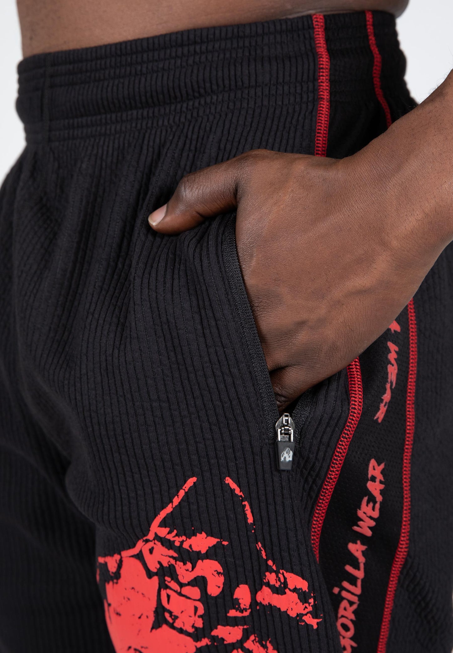 Gorilla Wear Buffalo Old School Workout Shorts, svart/röd