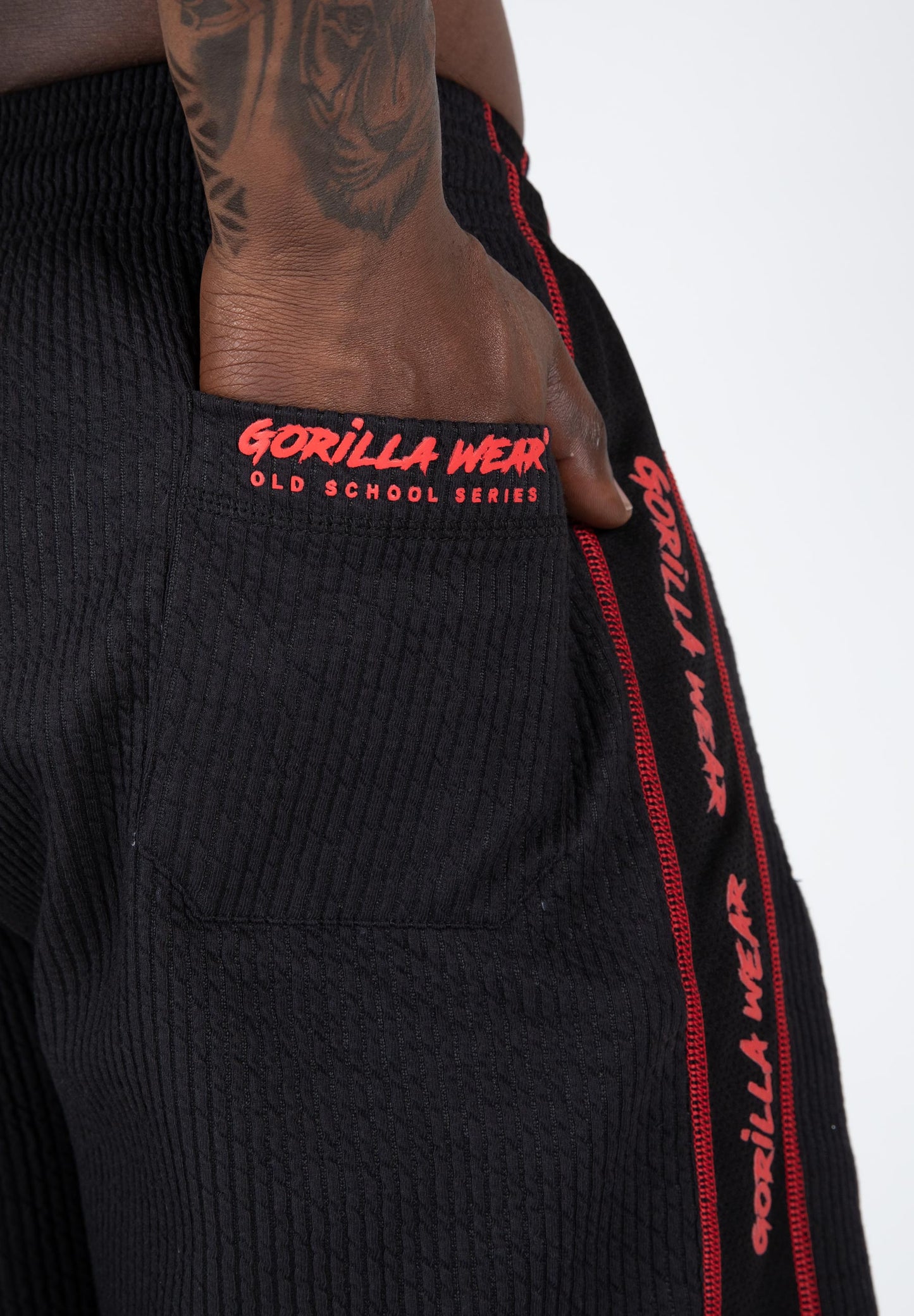 Gorilla Wear Buffalo Old School Workout Shorts, svart/röd