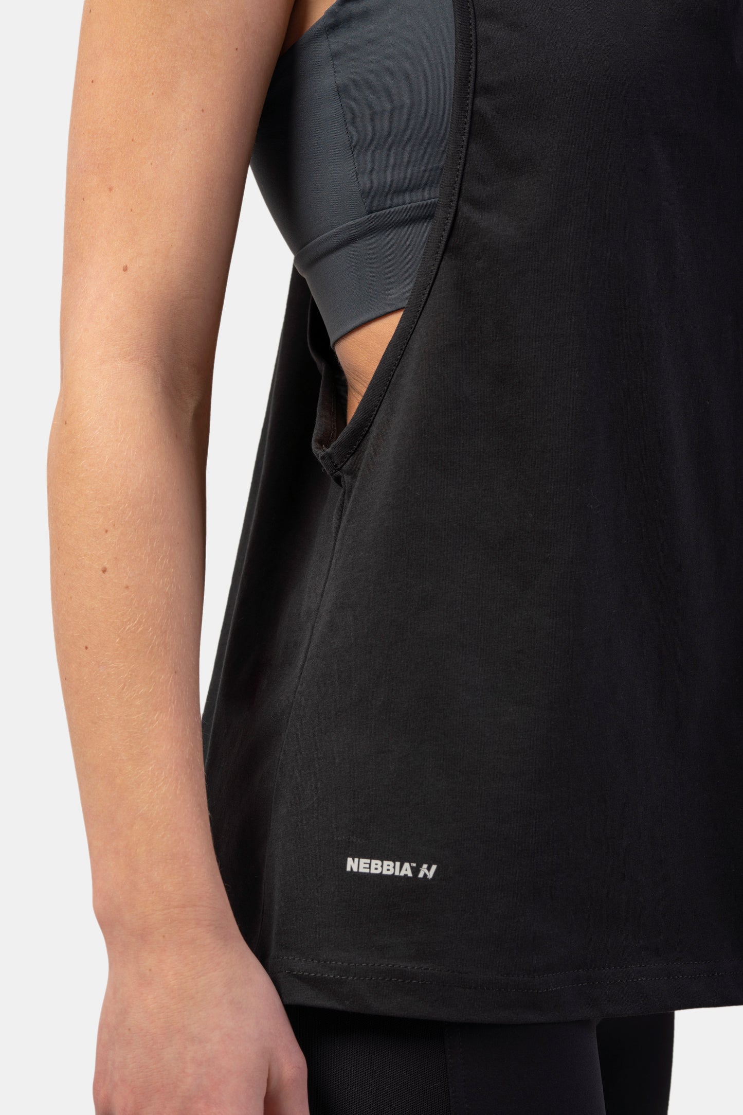 NEBBIA Sleeveless Loose Cross Back Tank Top "Feeling Good", svart