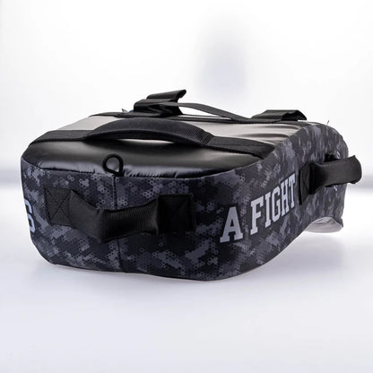 Fighter Kicking Shield - MULTI GRIP - Life is a Fight - grå camo